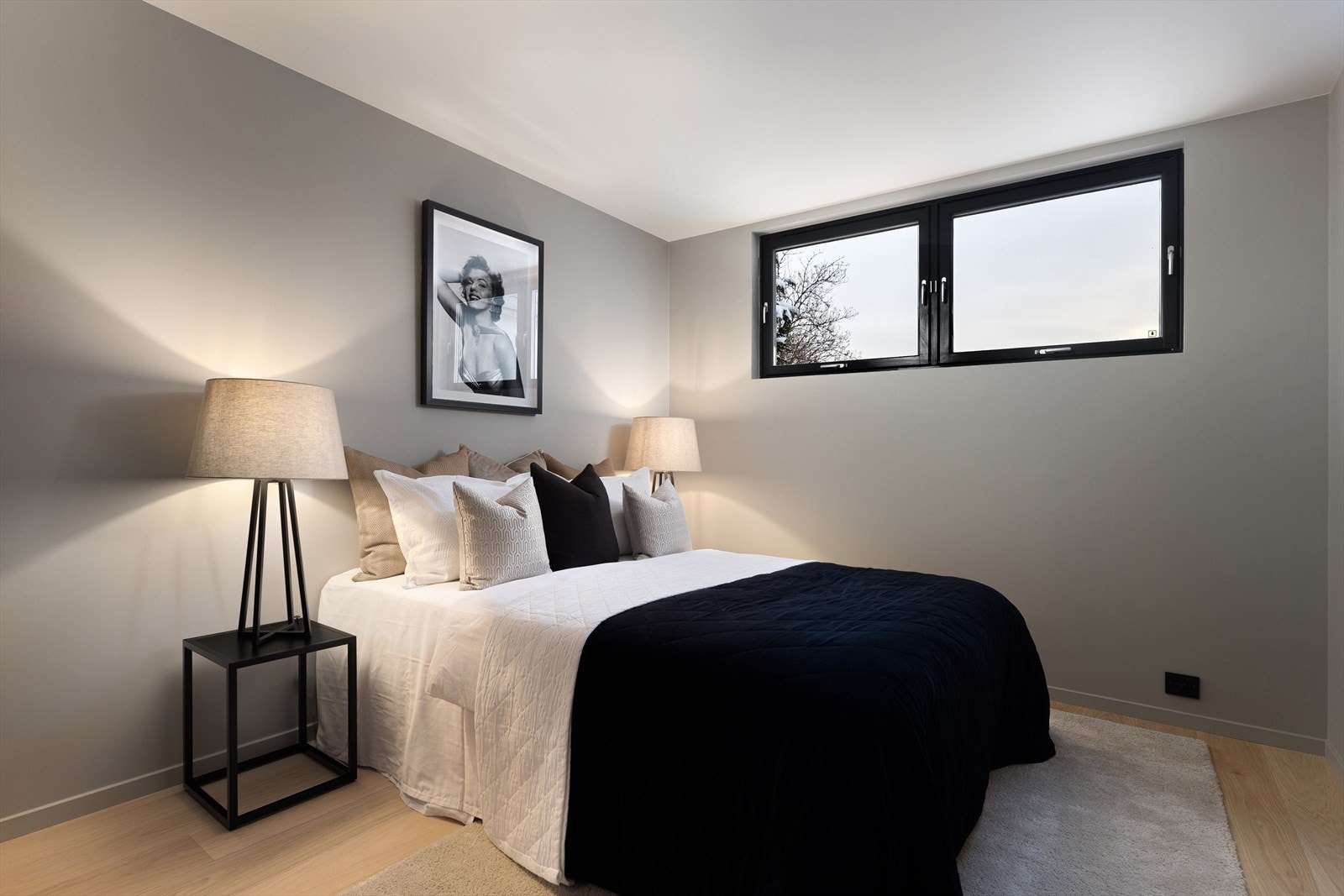 Soverom nr. 4 ligger i tilknytning til den utvendige trappen og kan passe fint for feks au pair, gjester eller utleie. Galleribilde