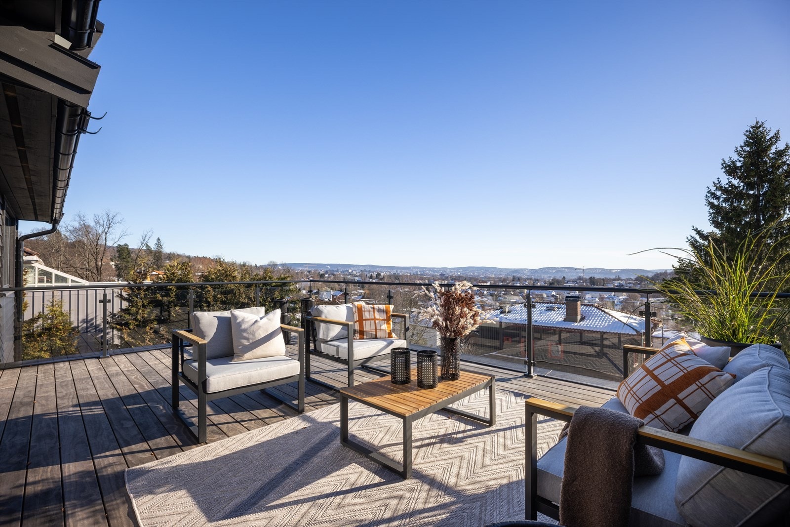 Ina Sartz og Anne-Sofie Røiri v/DnB Eiendom Ullevål har gleden av å presentere en lekker, vertikaldelt tomannsbolig nyoppført i 2022. Galleribilde