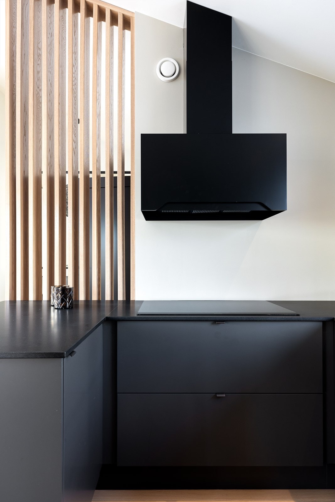 Stramme linjer og maskuline farger gir et moderne og tidsriktig uttrykk. Kjøkkenvifte fra Røroshetta. Galleribilde