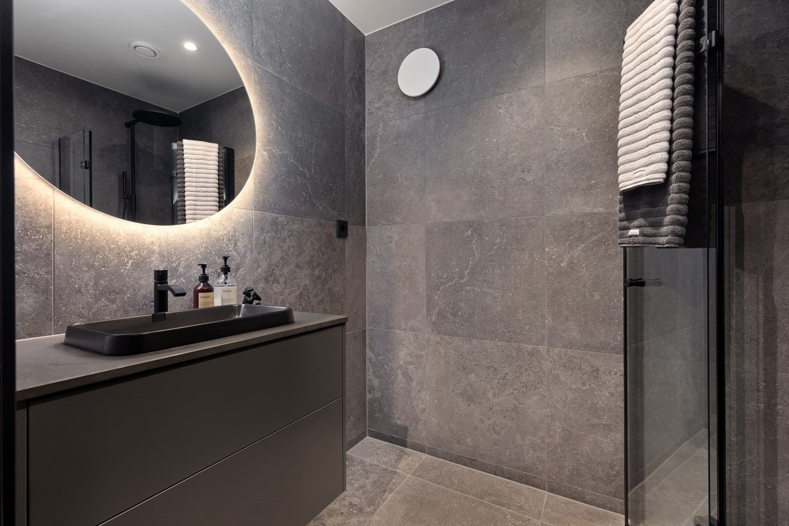 Det er godt med oppbevaringsplass i servantinnredning, samt et lekkert speil med integrert belysning. Galleribilde