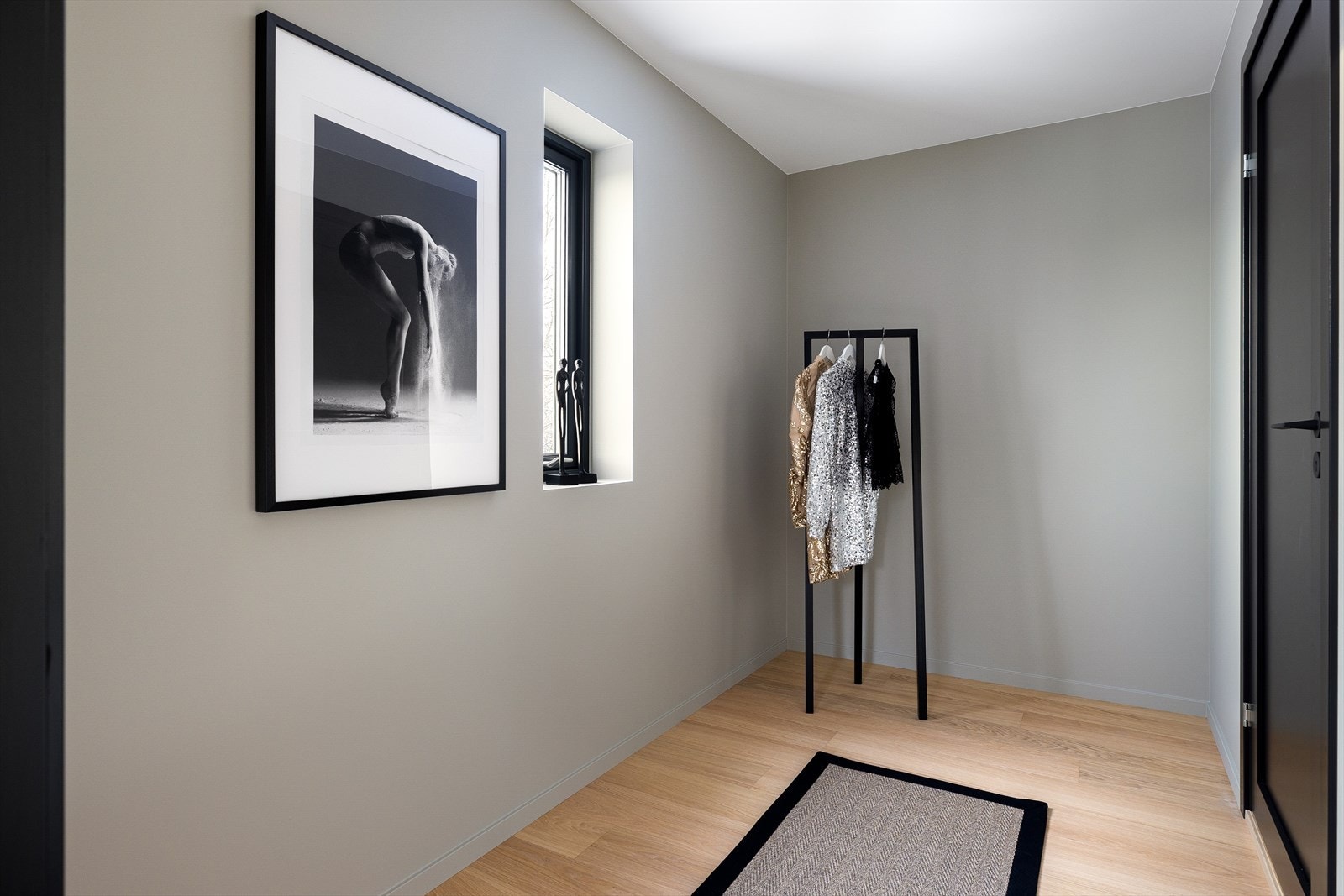 Rommet har god plass til å sette inn en flott garderobeløsning og det er videre adkomst til privat bad. Galleribilde