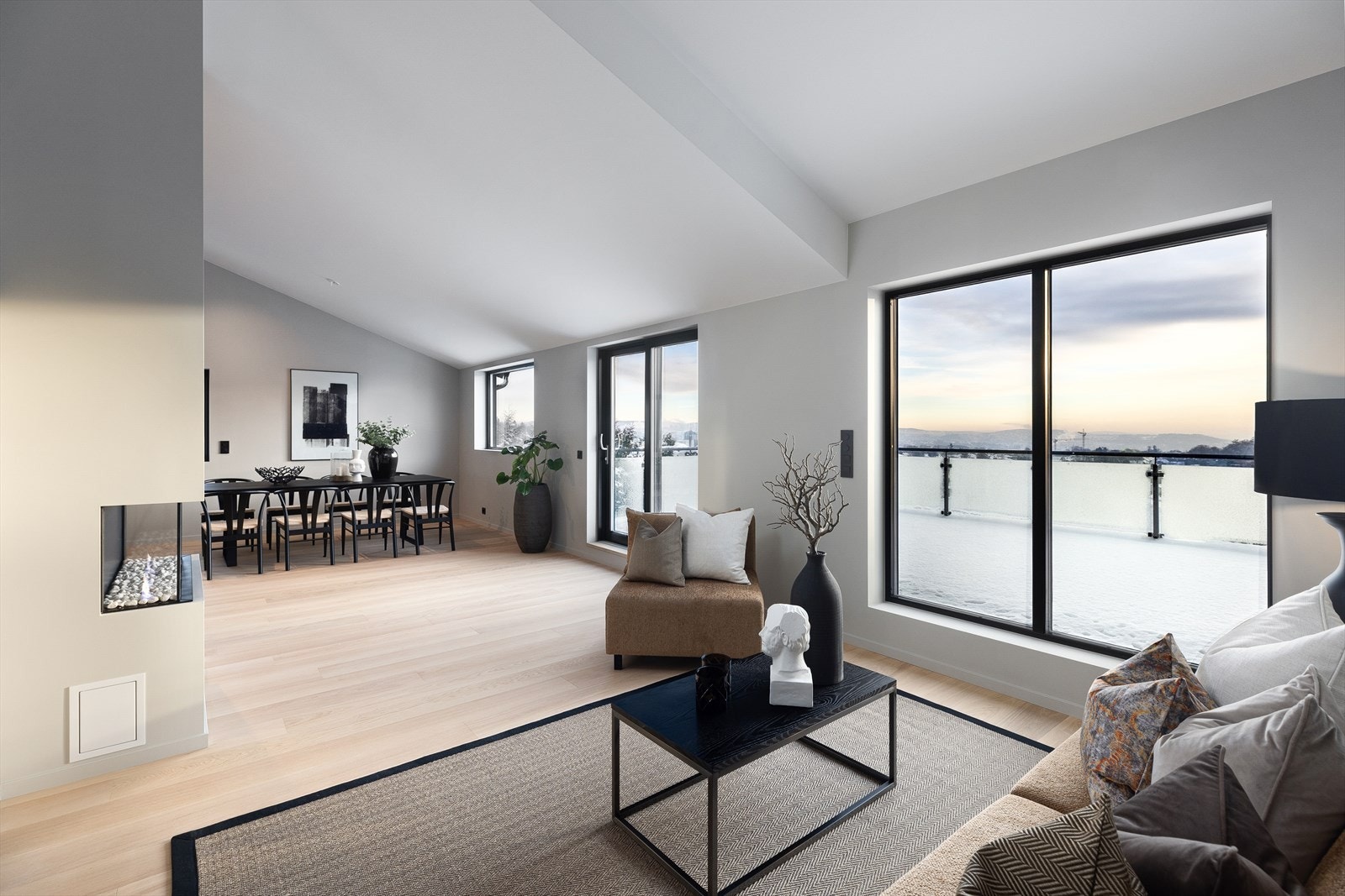 Etasjen består av boligens hovedoppholdsrom med stor åpen stue-/kjøkkenløsning og bibliotek/tv-stue. Galleribilde