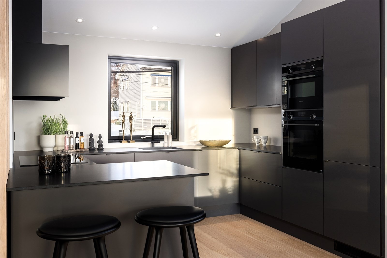 Integrerte kvalitetshvitevarer fra Siemens i form av induksjonstopp, ovn, kjøl-/frys, oppvaskmaskin og mikro. Galleribilde