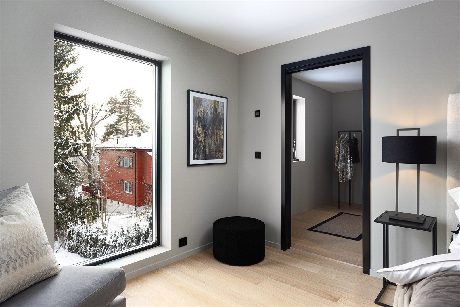 Fra soverommet er det inngang til eget omkledningsrom. Galleribilde