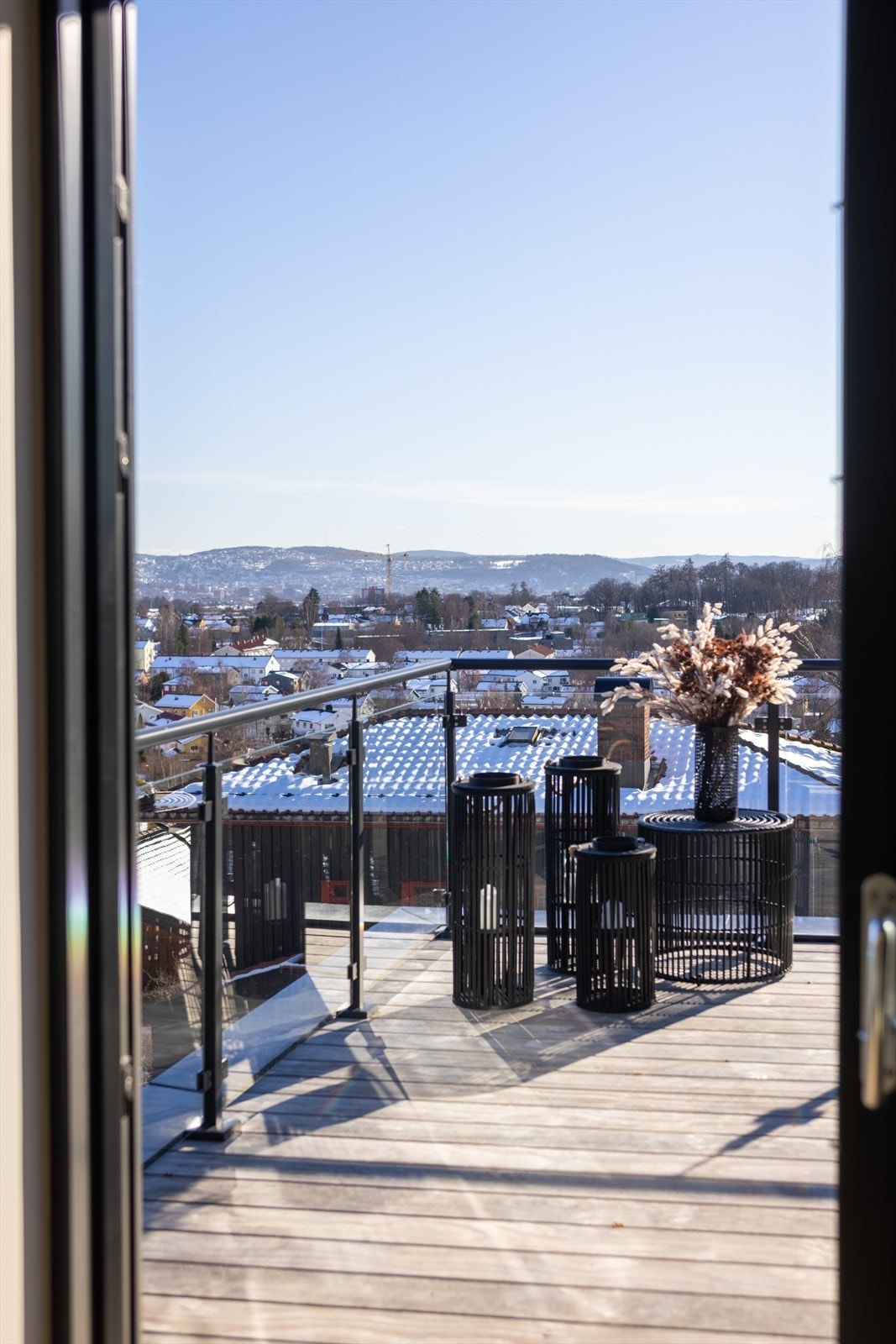 Fra stuen er det utgang til en herlig terrasse på i underkant av 30 kvm. Terrassen har rekkverk i glass og påkostede terrassebord i Kebony Clear Radiata. Galleribilde