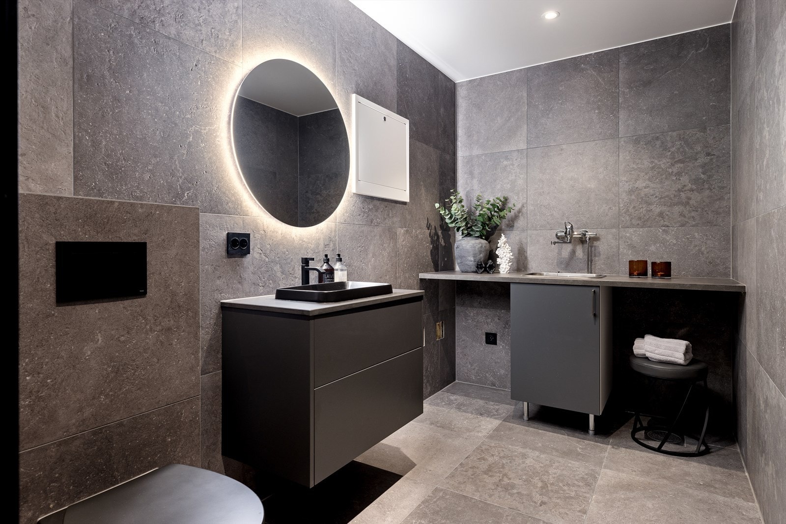 I underetasjen er det også et separat vaskerom med praktisk vaskebenk med utslagsvask, samt plass og opplegg for både vaskemaskin og tørketrommel. Det er også montert både wc og en skuffeseksjon med servant. Galleribilde