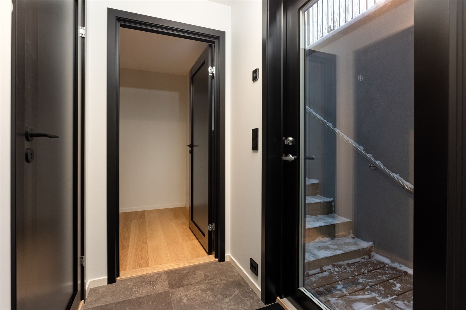 Etasjen har også egen inngang fra husets utside. Boligens tre ulike innganger gir en god fleksibilitet hva gjelder bruk. Galleribilde