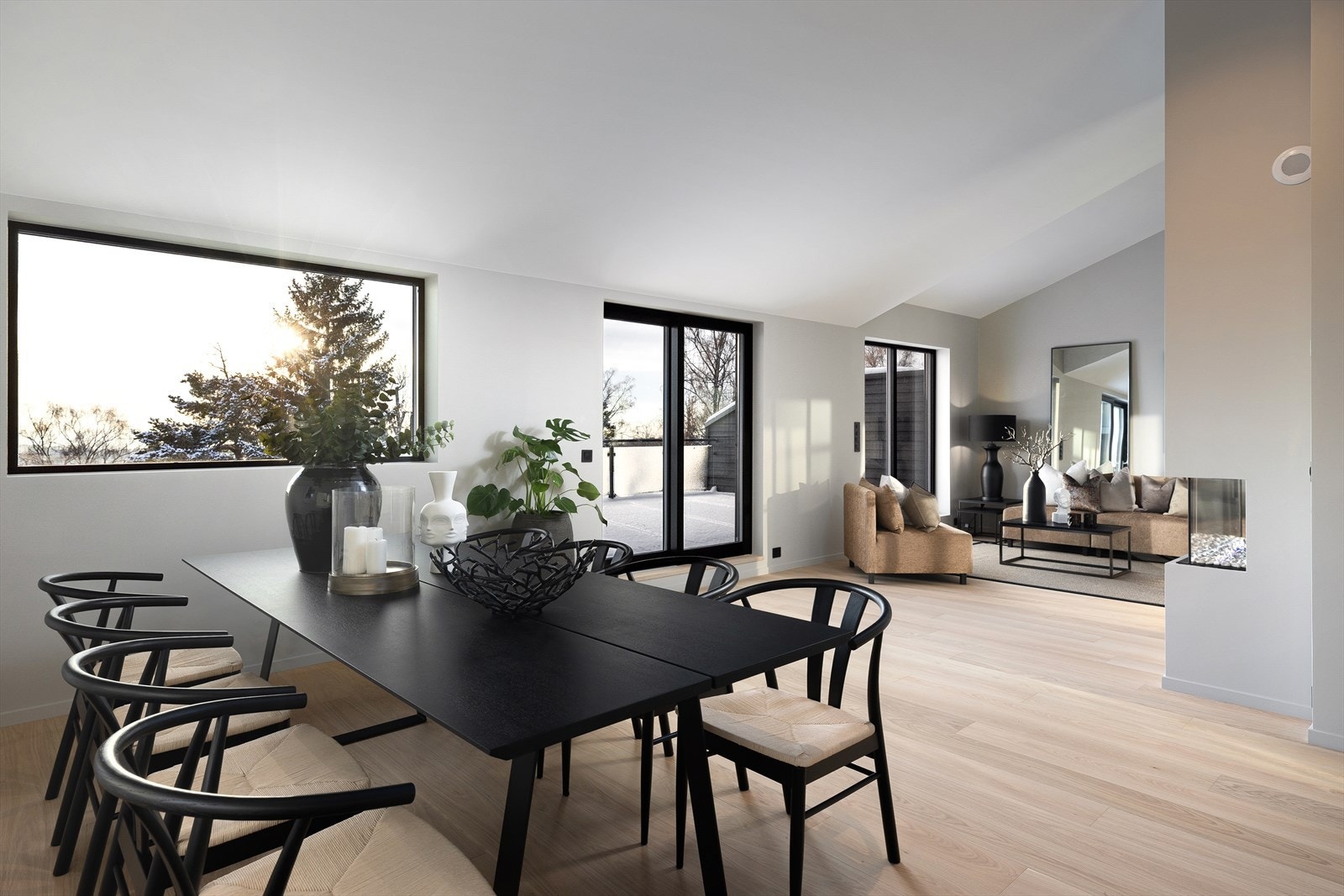 De store vindusflatene slipper både daglyset og utsikten inn. Det er vannbåren gulvvarme og takhøyde på over 3 meter i store deler av etasjen. Galleribilde