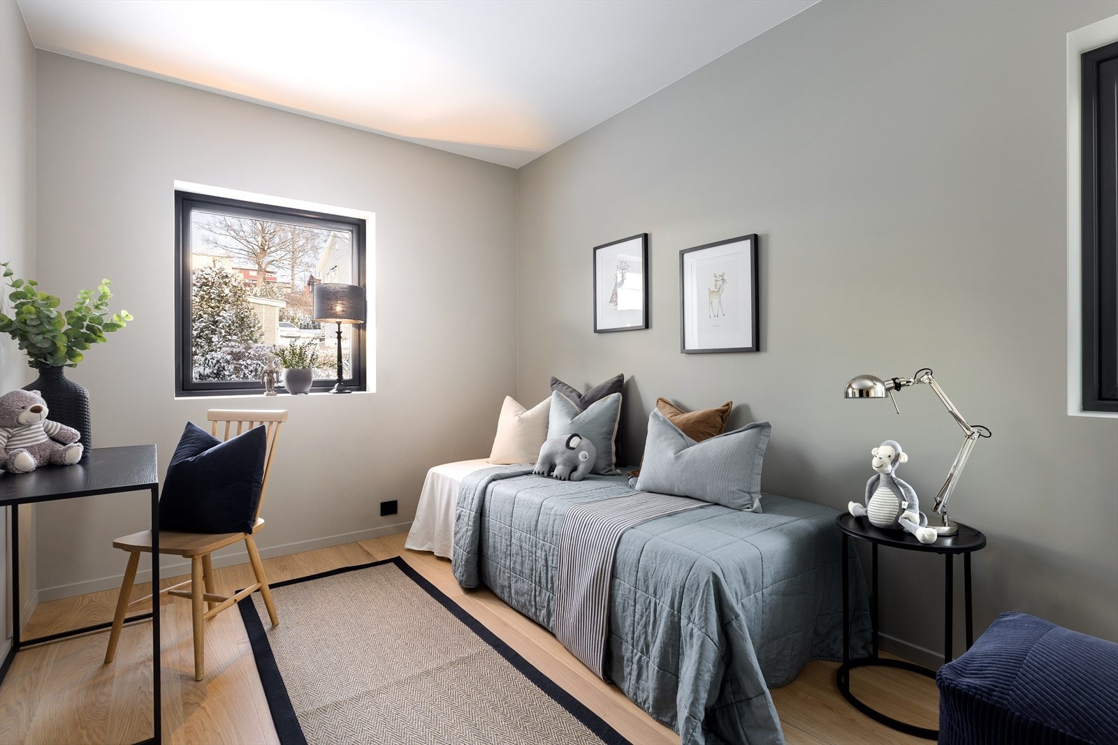 Soverom nr. 2 har god plass til seng, nattbord og pult. Galleribilde