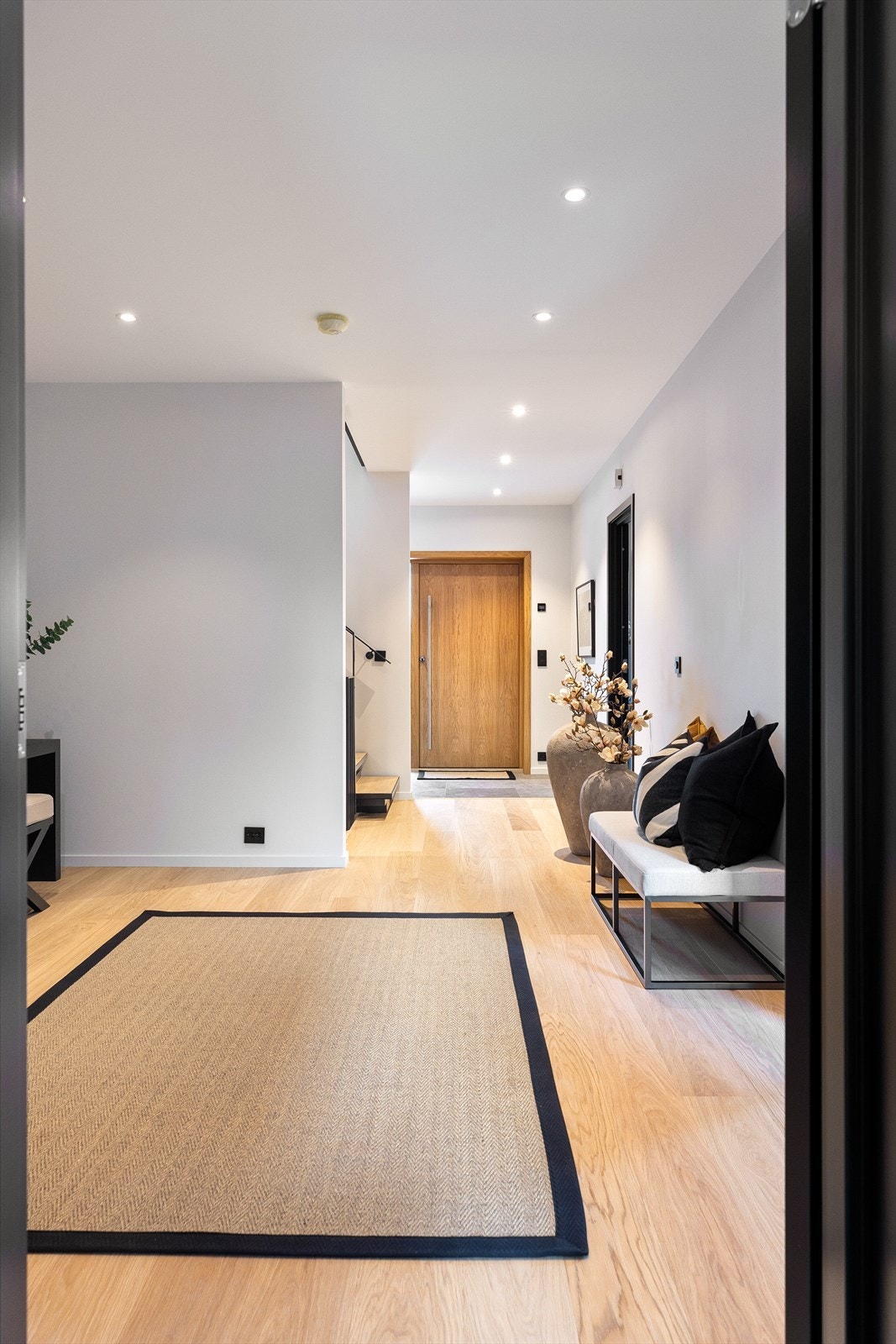 Hallen i 1. etasje mot entréen. Galleribilde