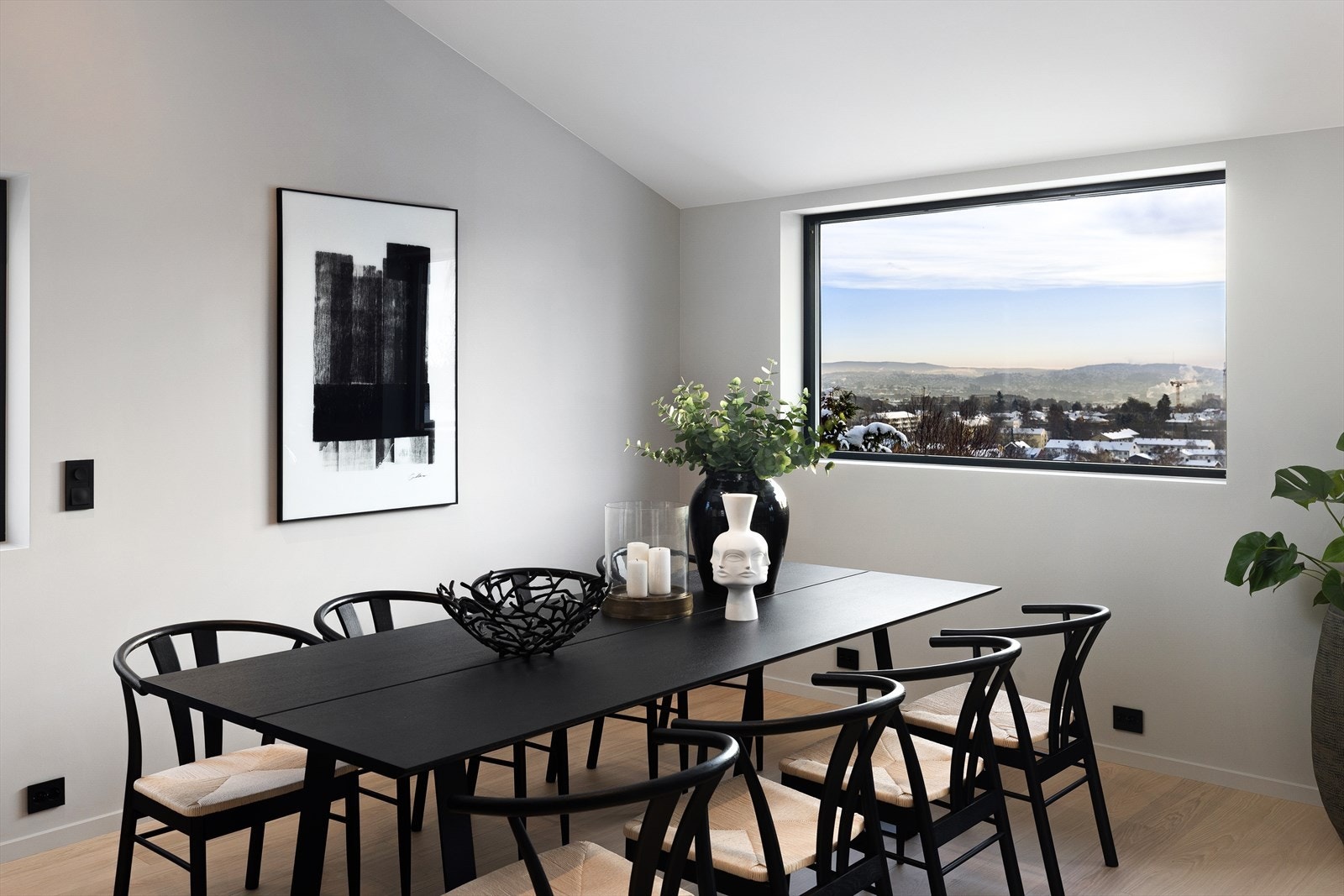 Fra spisestuen er det nydelig utsikt mot byen. Galleribilde