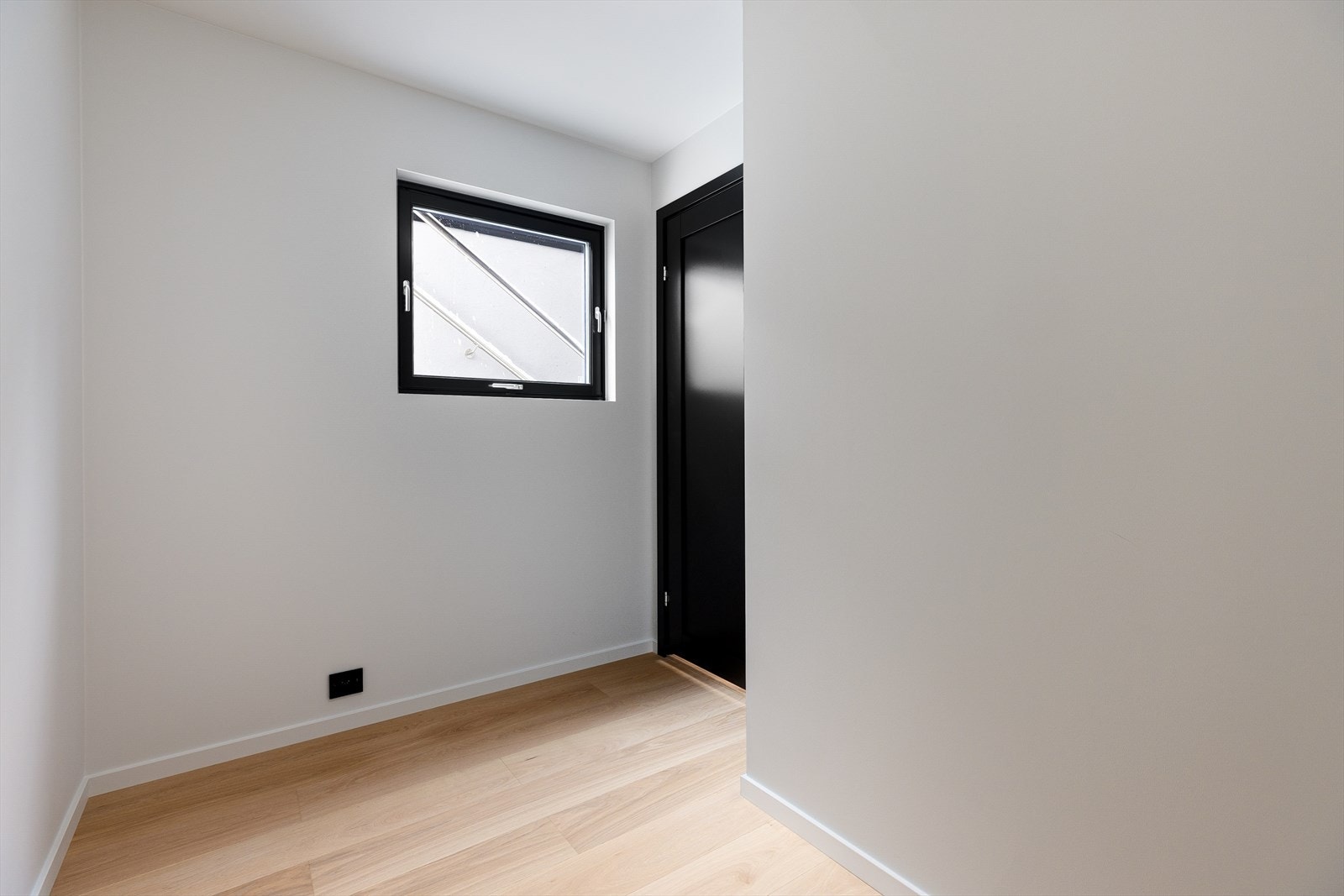 I tilknytning til underetasjens inngangsparti er det også et eget omkledningsrom. Galleribilde