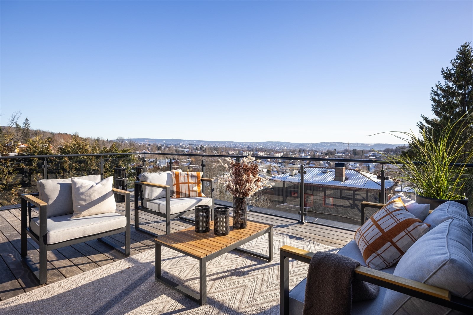 Boligen ligger i et særdeles attraktivt, sentralt og barnevennlig område med vid utsikt over Oslo by. Galleribilde