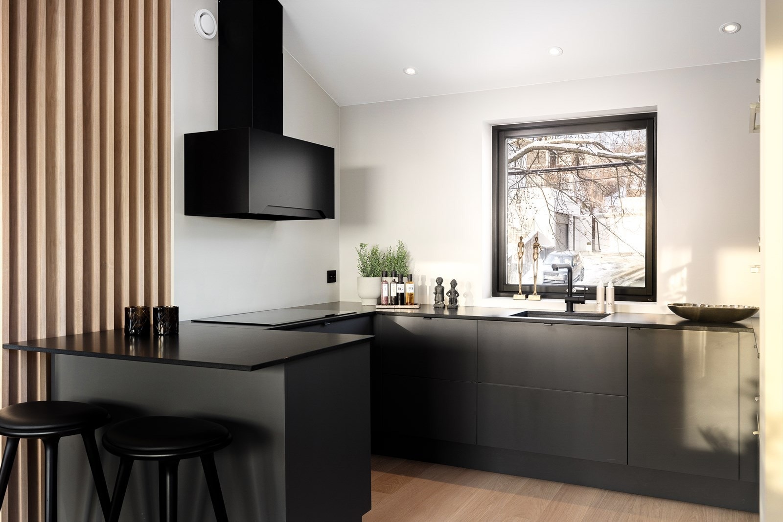 Halvøy med barløsning og som naturlig avgrensning mot spisestuen. Galleribilde