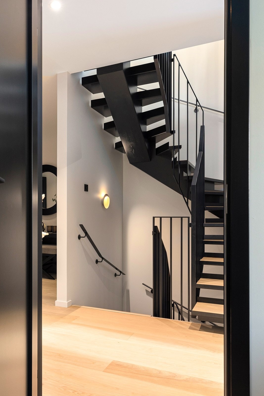 Den spesialdesignede trappen binder etasjene sammen på en stilfull måte. Galleribilde