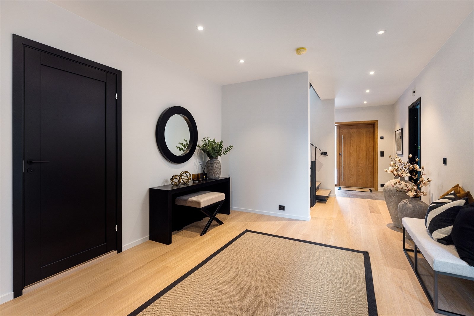 Hallen er svært romslig og kan f.eks. innredes med ytterligere oppbevaringsløsninger eller fungere utmerket som en ekstra tv-stue i tiknytning til tre av boligens soverom. Galleribilde