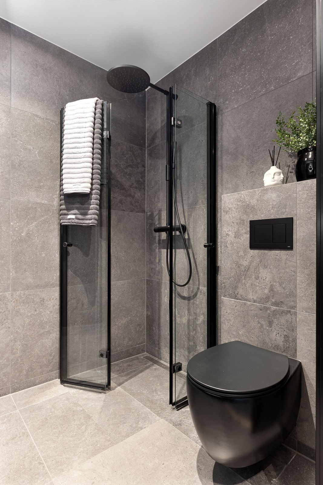 Også dette badet holder høy standard og er innredet med dusjhjørne og vegghengt wc. Galleribilde