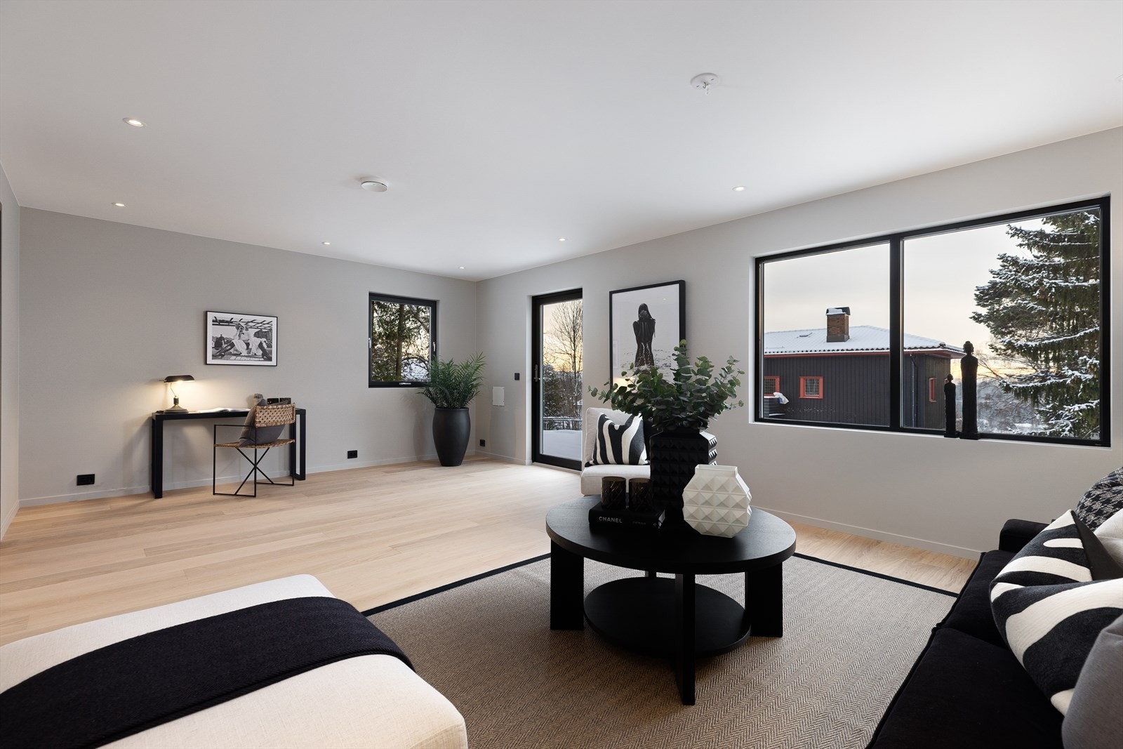 Stor og luftig kjellerstue med god takhøyde og store vindusflater. Galleribilde