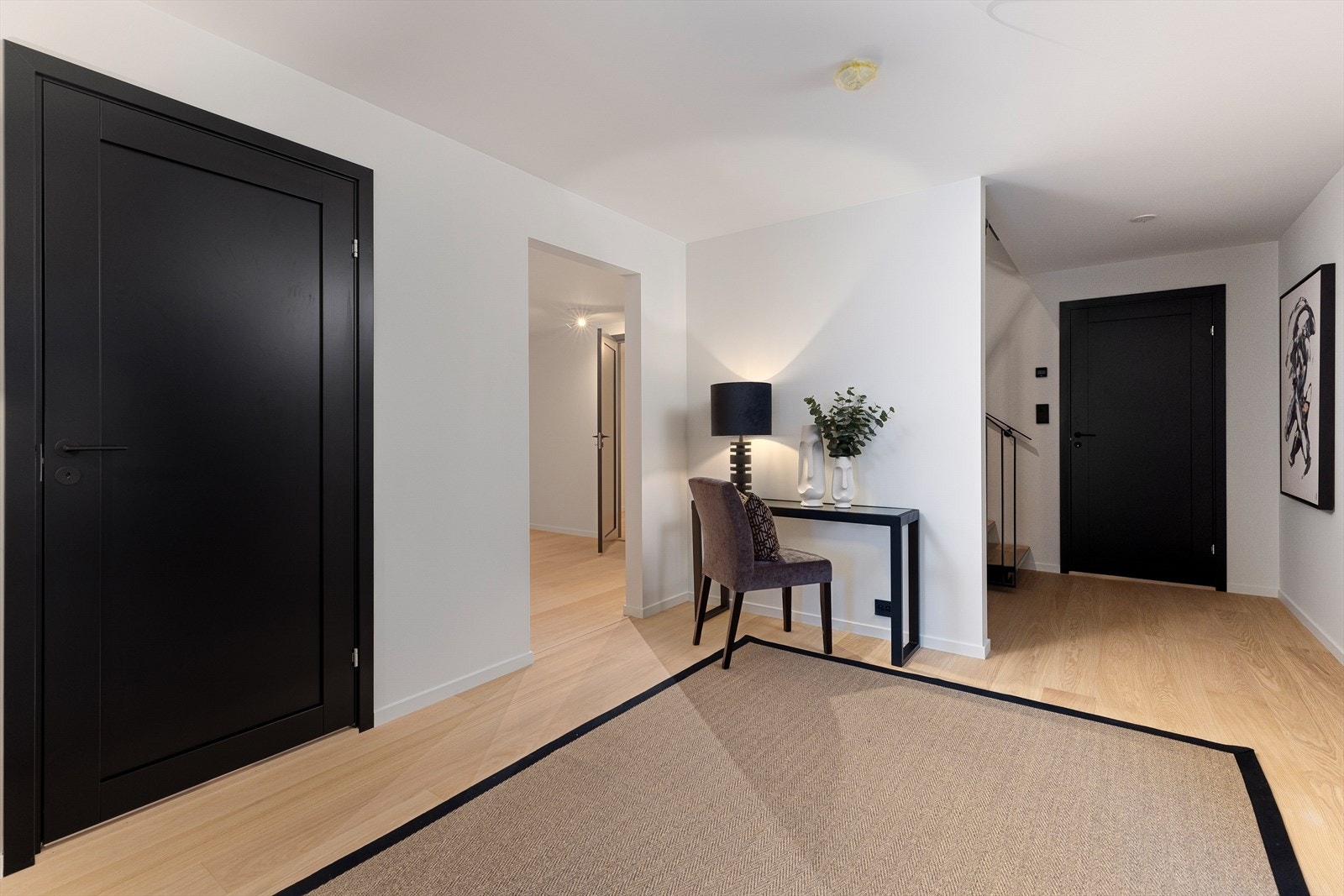 Underetasjen består av en stor hall, romslig stue, vaskerom/wc, et soverom med omkledningsrom og bad, samt, disponibelt rom, bod og teknisk rom. Galleribilde