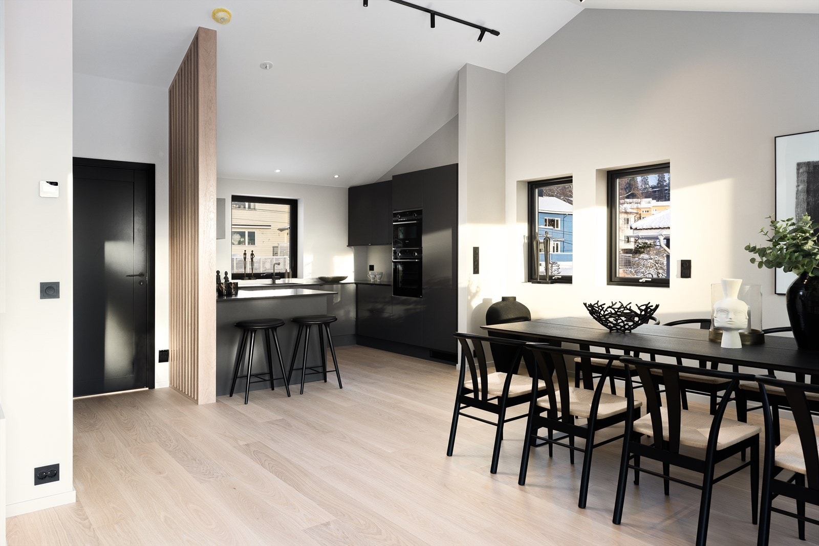 Spisestuen ligger i fin tilknytning til kjøkkenet. Galleribilde