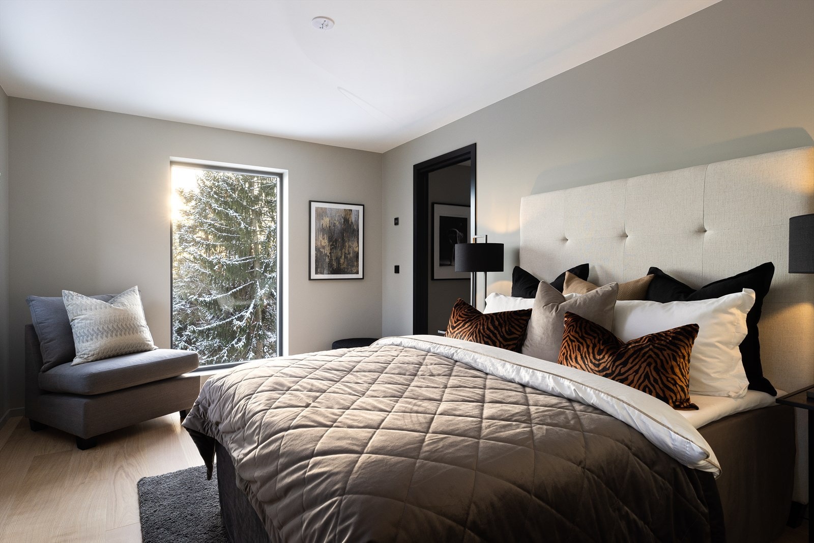 Stort og deilig hovedsoverom med et høystrakt vindu som gir både gode lysforhold og fint utsyn. Galleribilde