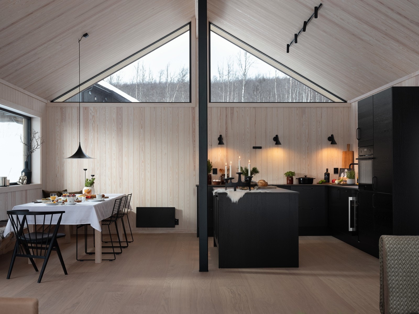 Stue og kjøkken i lys og åpen løsning. Praktisk og fin kjøkkenøy er en natulig avdeling av sonene Galleribilde