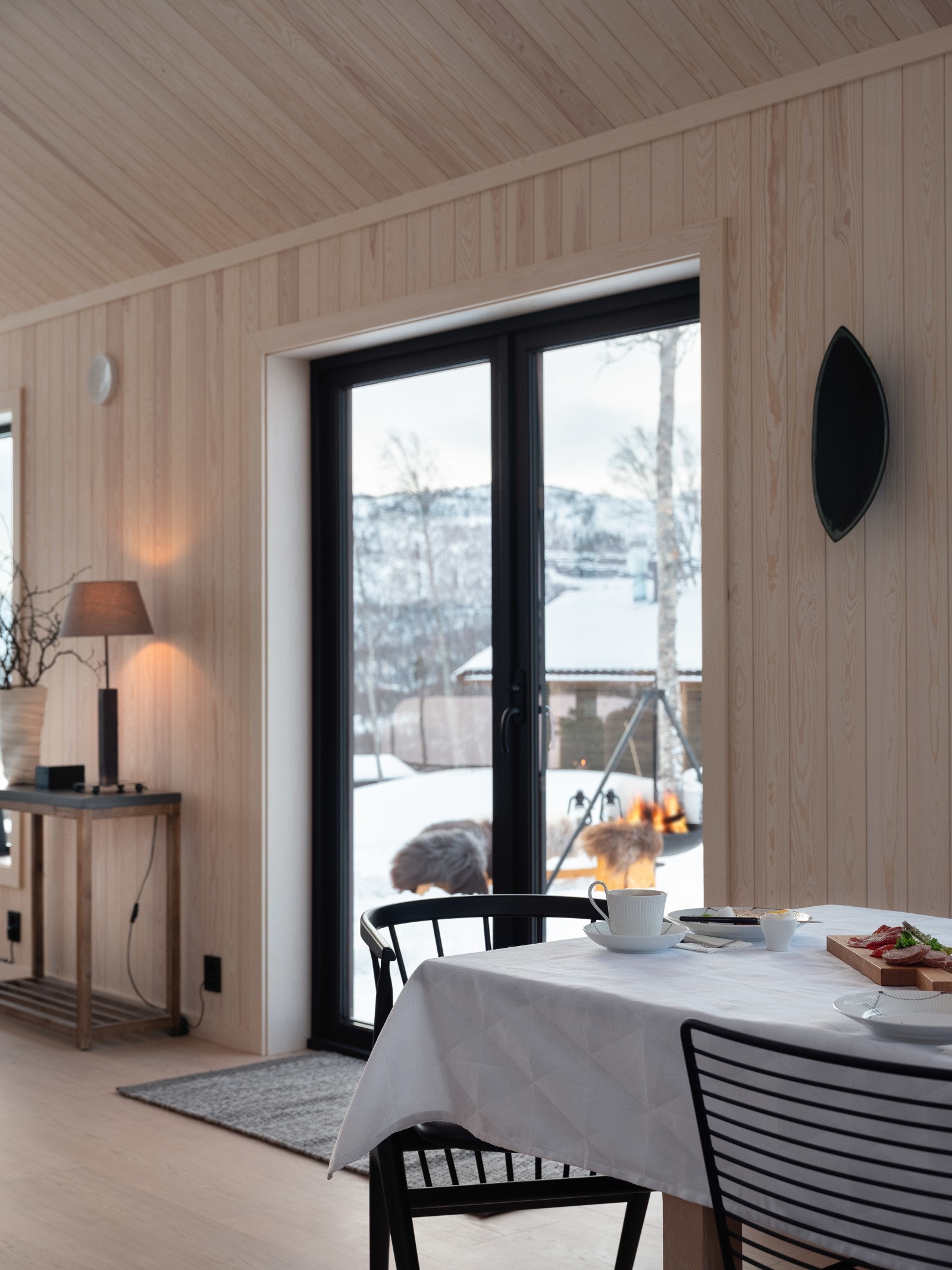 Fra stuen er det utgang til uteområdene rundt hytten Galleribilde