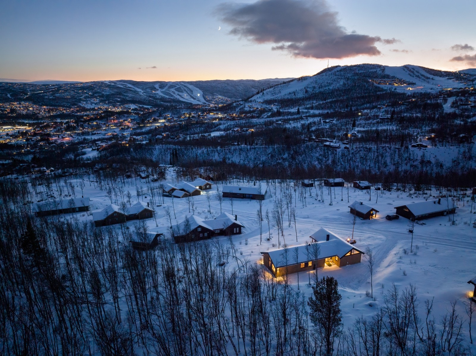 Eiendomsmegler Jannike Seljevoll Herleiksplass har gleden av å presentere denne lekre nye arkitekttegnede hytten Galleribilde