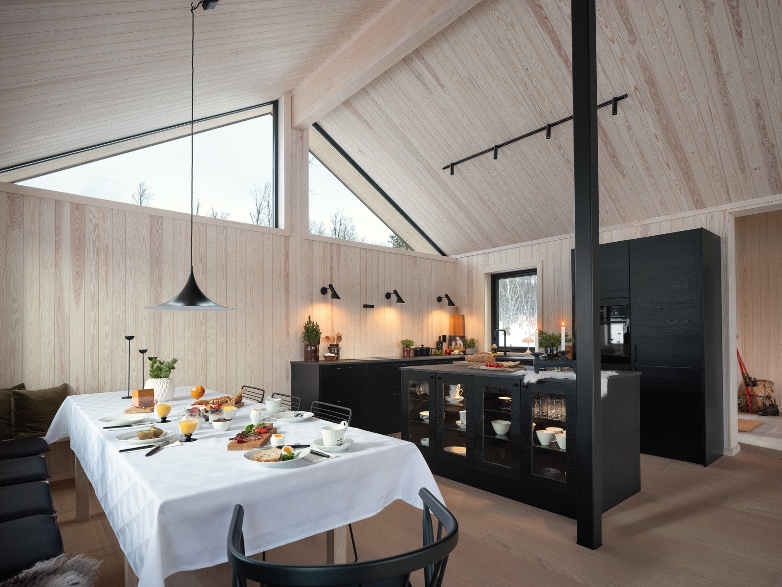 Lekker kjøkkeninnredning med integrerte hvitevarer Galleribilde