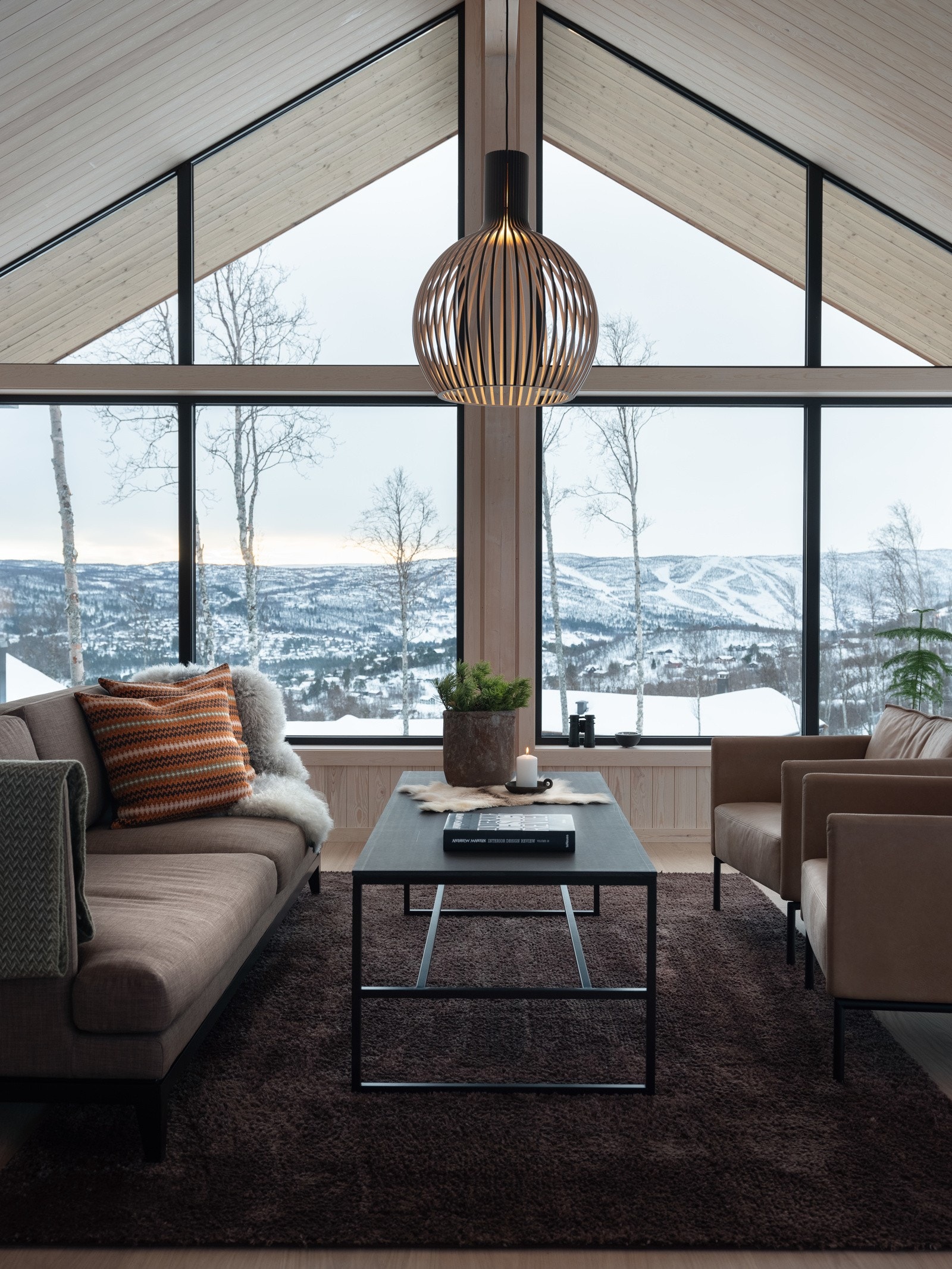 De store vindusflatene gir nydelig utsikt og godt med naturlig lys Galleribilde