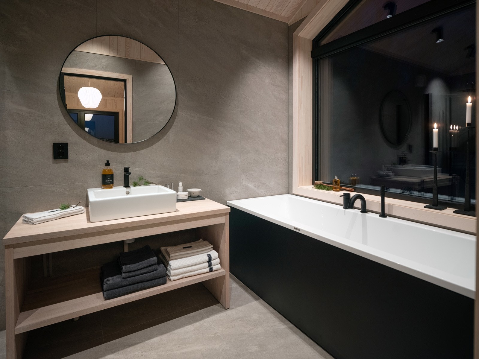 Lekkert innredet med bl.a badekar Galleribilde