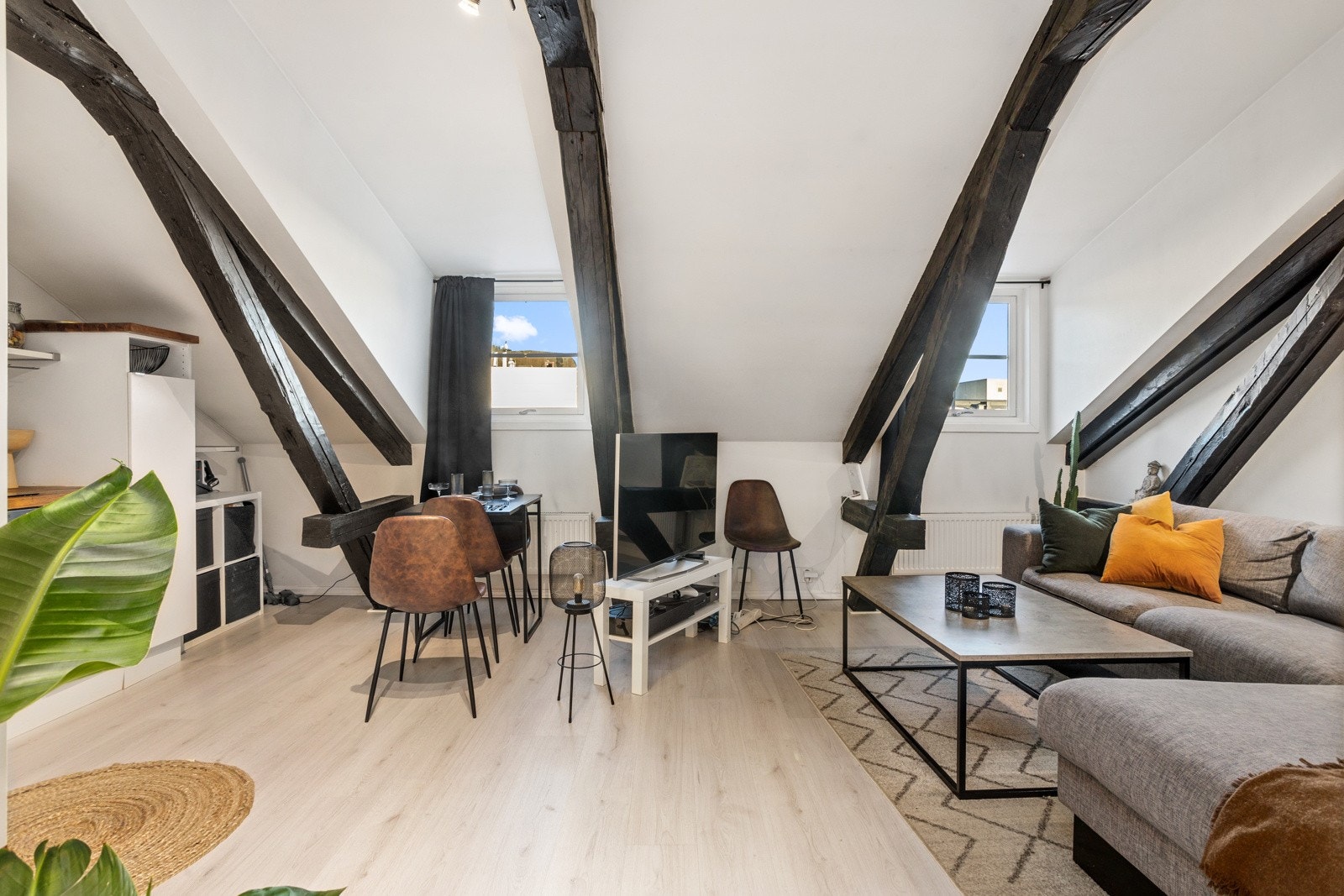 Romslig stue med god plass til både sofakrok og spisebord. Galleribilde