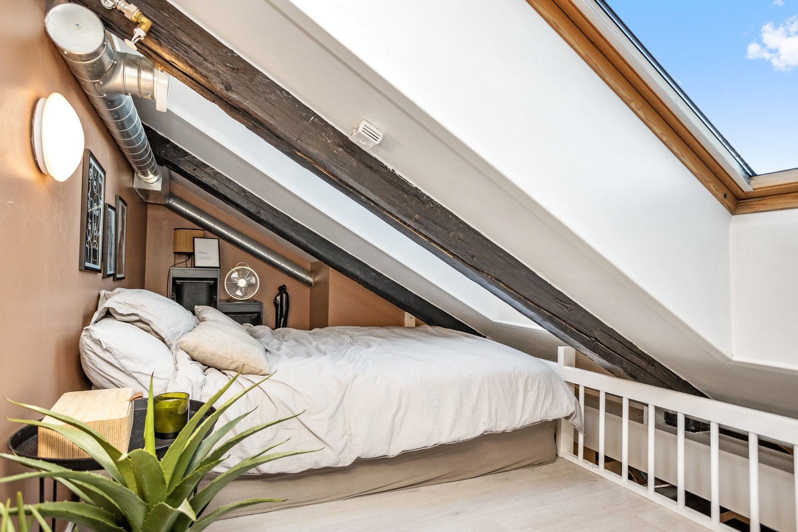 Hems med god plass til seng og oppbevaring. Takvinduer gir godt med lysinnslipp. Galleribilde