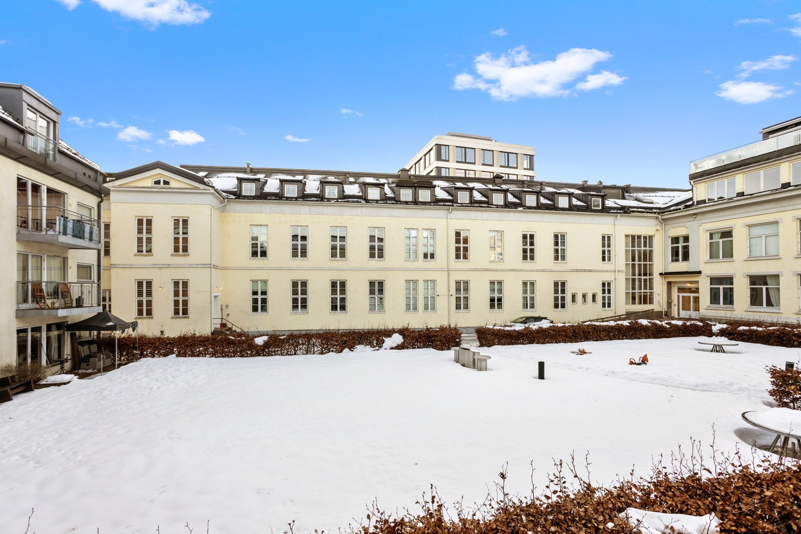 Koselig bakgård med mange muligheter. Galleribilde