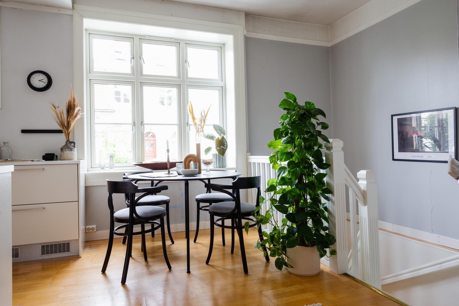 Her kan måltidene nytes samtidig som man har gleden av et frodig utsyn mot den idylliske felleshagen. Galleribilde