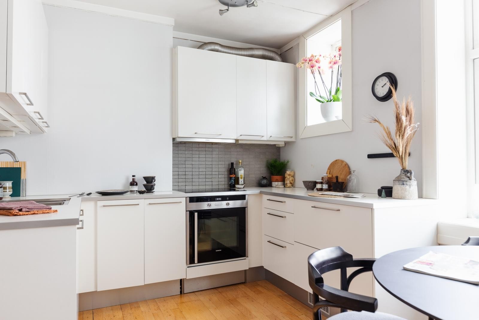 Kjøkkenet kunne ha godt av litt oppussing, men det er ikke alltid nødvendig å bytte ut alt. Galleribilde