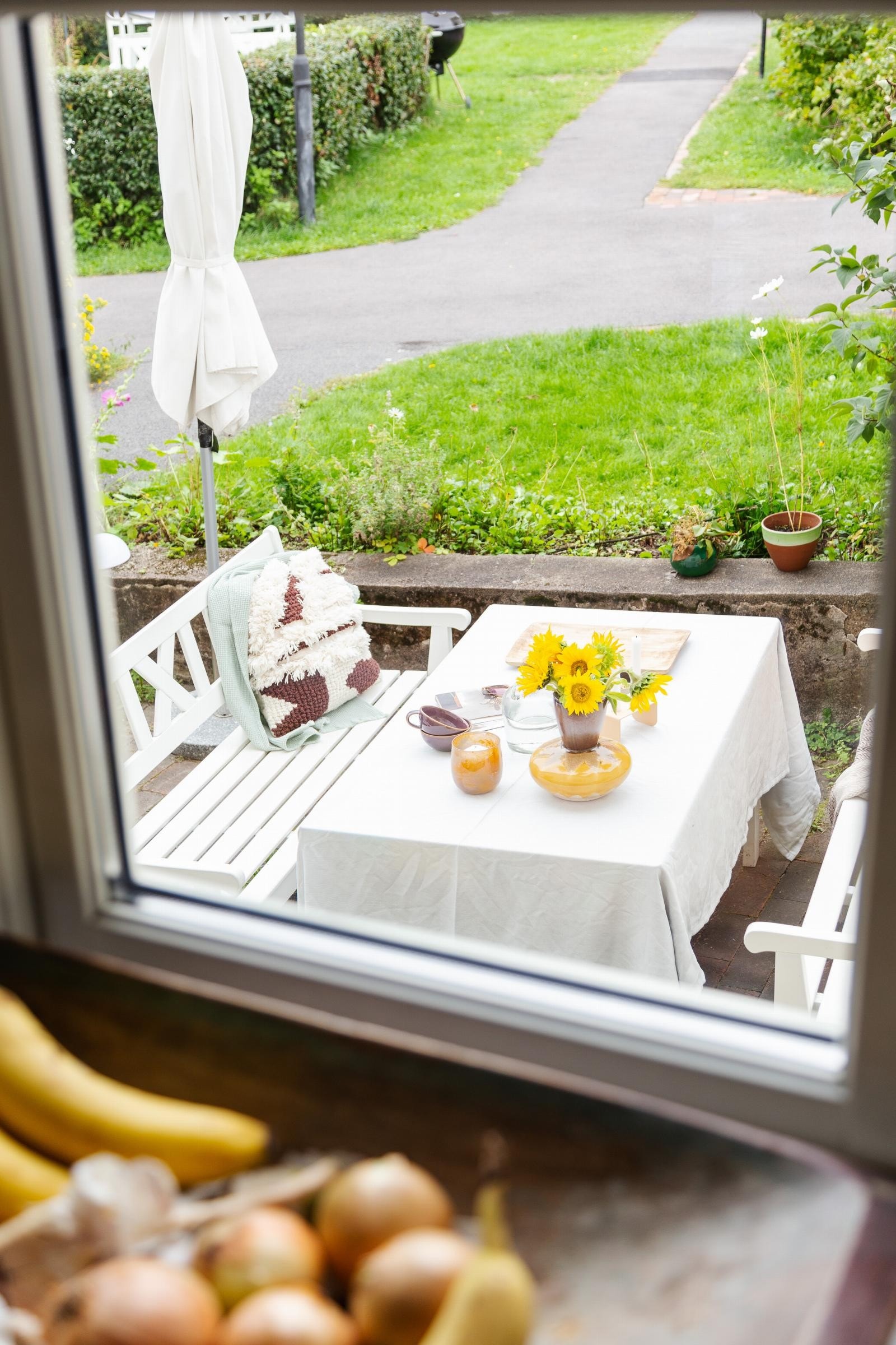 Det store kjøkkenvinduet lar dagslyset flomme inn. Galleribilde