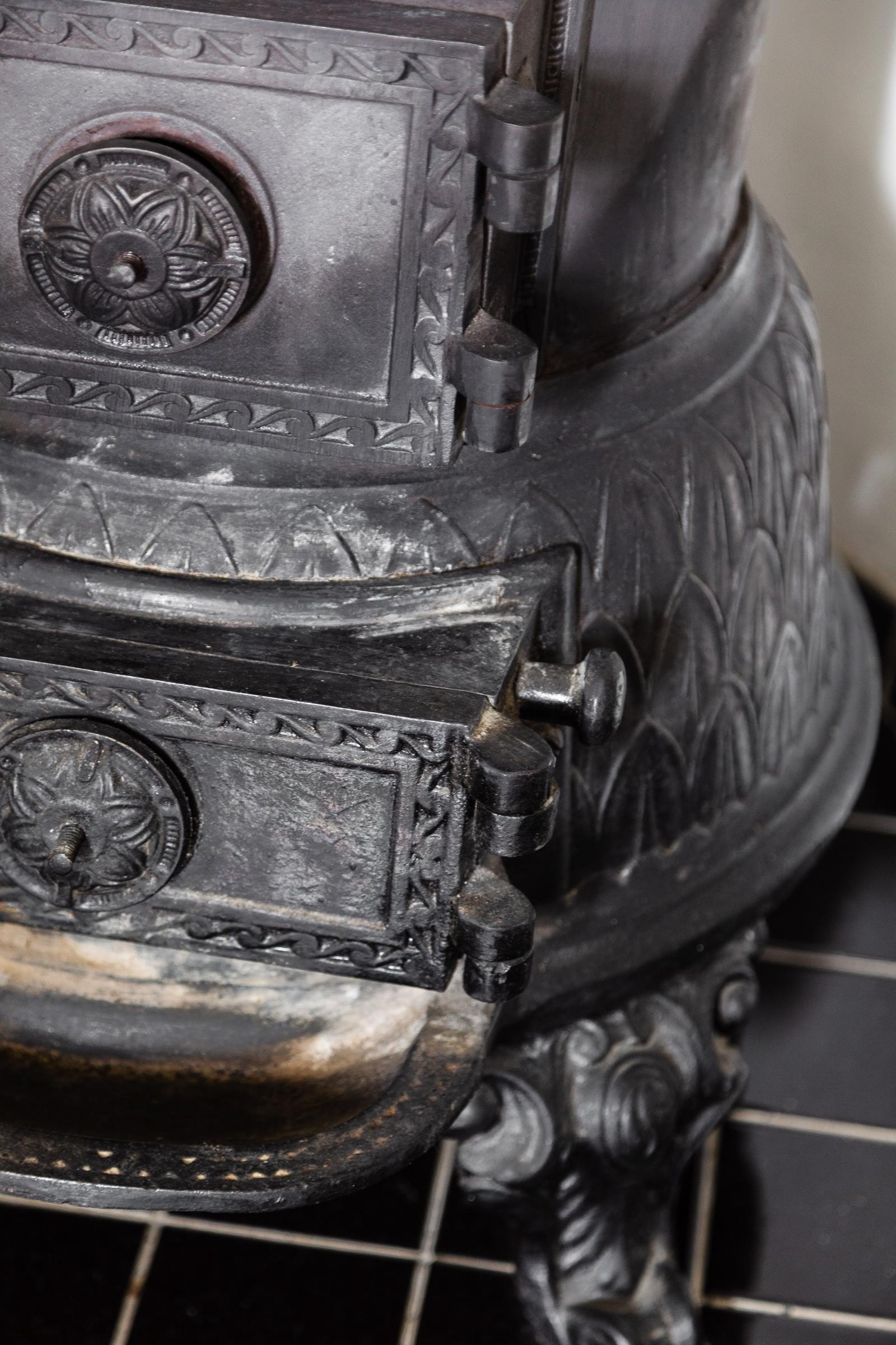 Leiligheten har flere flotte detaljer som bl.a. kroneovnen (peisen) som er plassert i stuen. Galleribilde