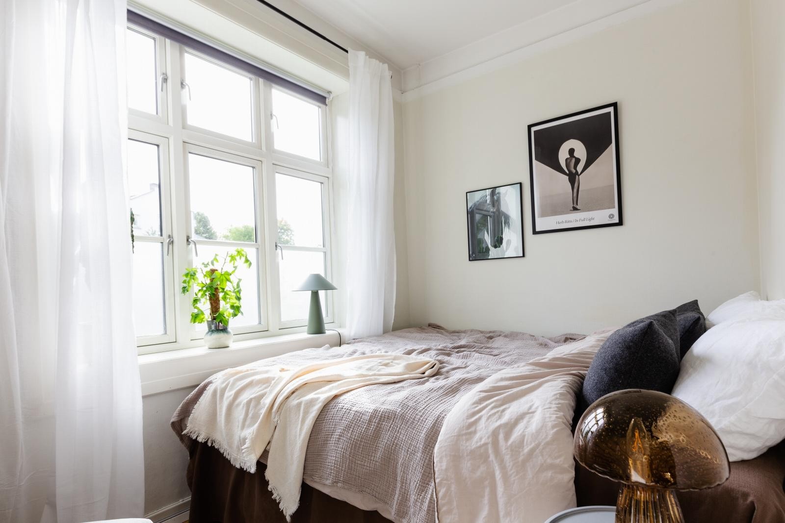 Soverom 1 har god plass til en dobbeltseng med tilhørende nattbord, samt annet ønsket møblement. Galleribilde