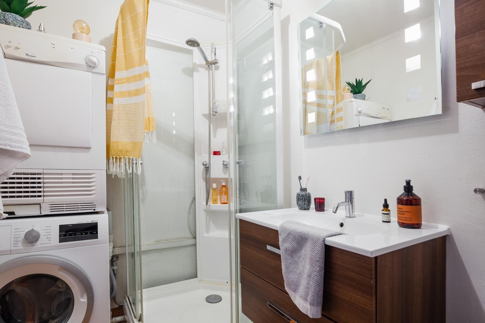 Badet har flislagte gulv med gulvvarme. Dusjkabinett forlenger levetiden, men det hadde vært smart med en oppgradering. Galleribilde