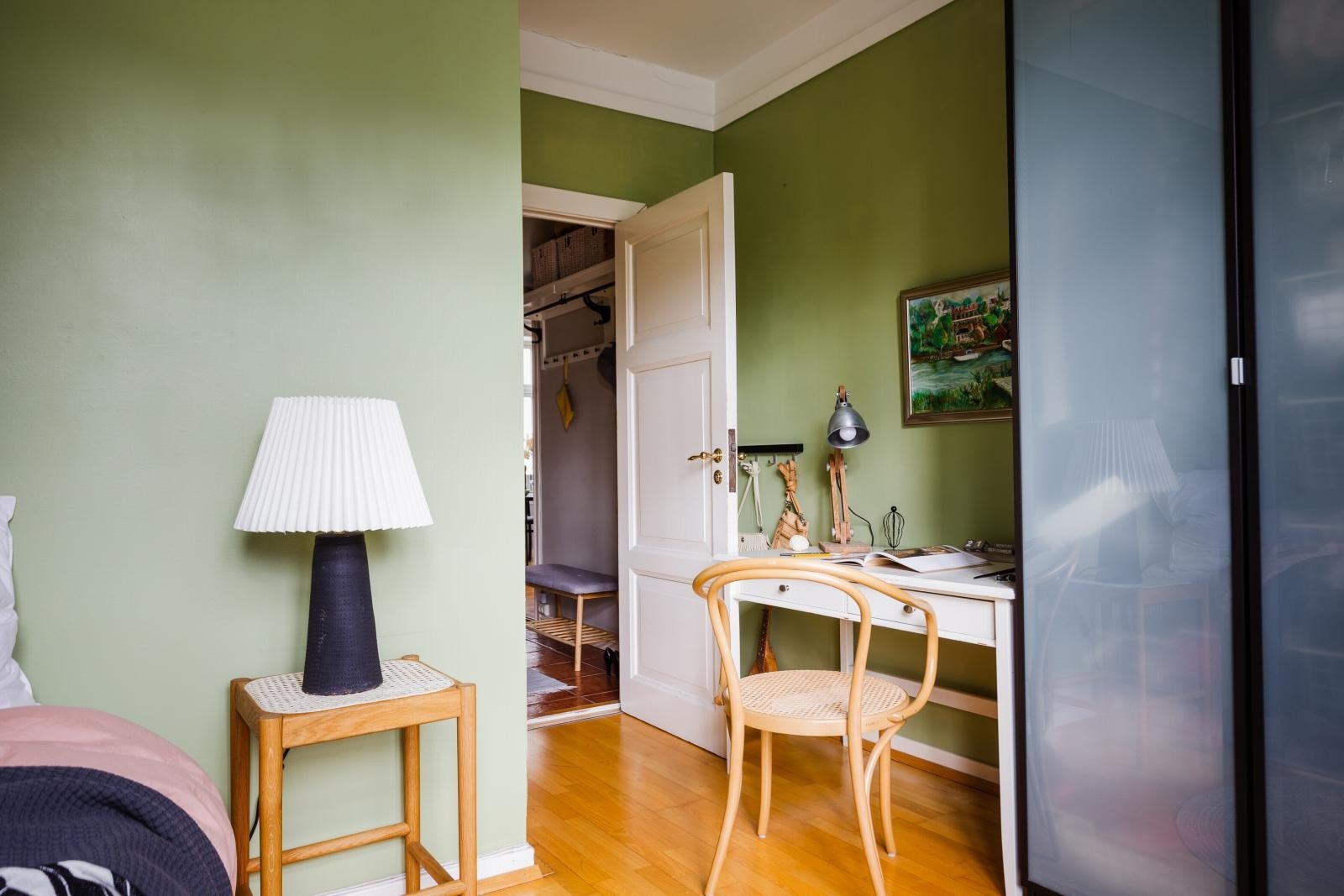 Soverom 2 er malt i en behagelig fargevalør. Galleribilde