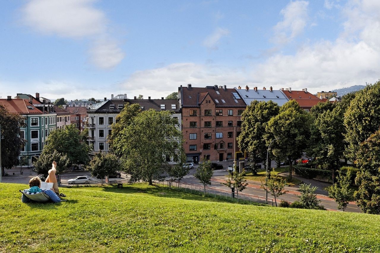 Beliggenheten gir deg også gangavstand til blant annet Sagene, St. Hanshaugen, Adamstuen og Majorstuen. Et perfekt utgangspunkt for deg som ønsker nærhet til det meste, men allikevel vil bo tilbaketrukket til i rolige omgivelser. Galleribilde