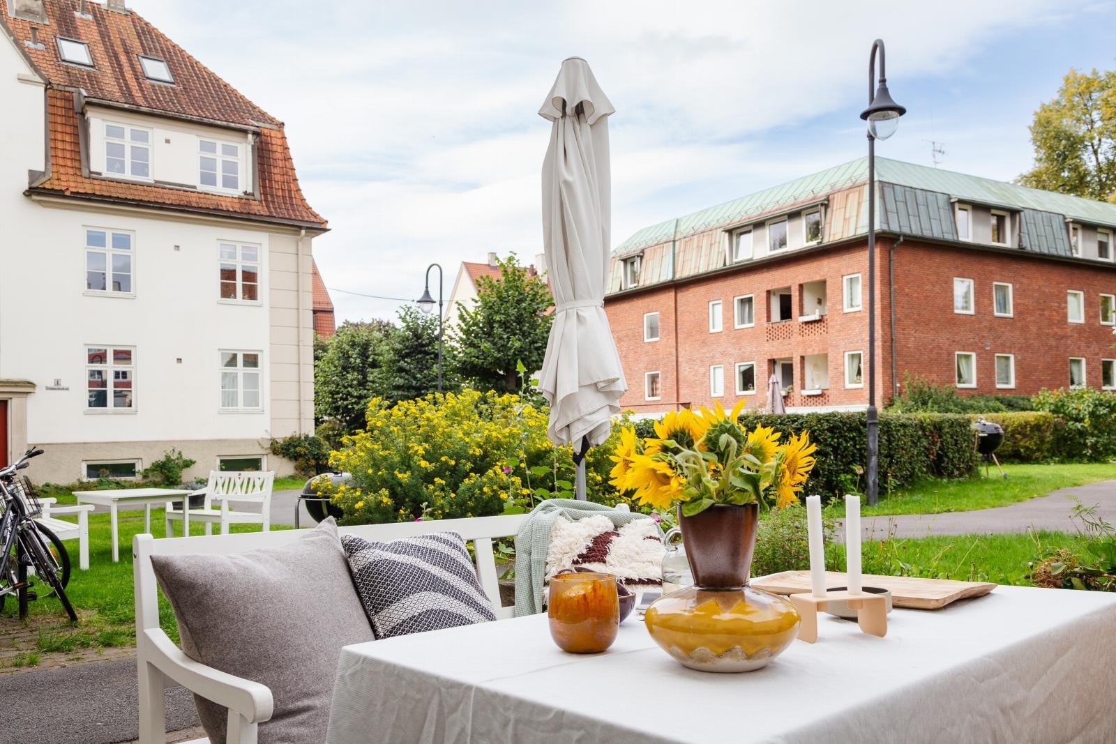 Lindern Haveby er et svært ettertraktet bosted for barn og voksne i alle aldre. Her finner man nydelig forhager og noen av byens kanskje flotteste bakgårder hvor både solforhold, utnyttelse og beplantningen er helt upåklagelig! Galleribilde