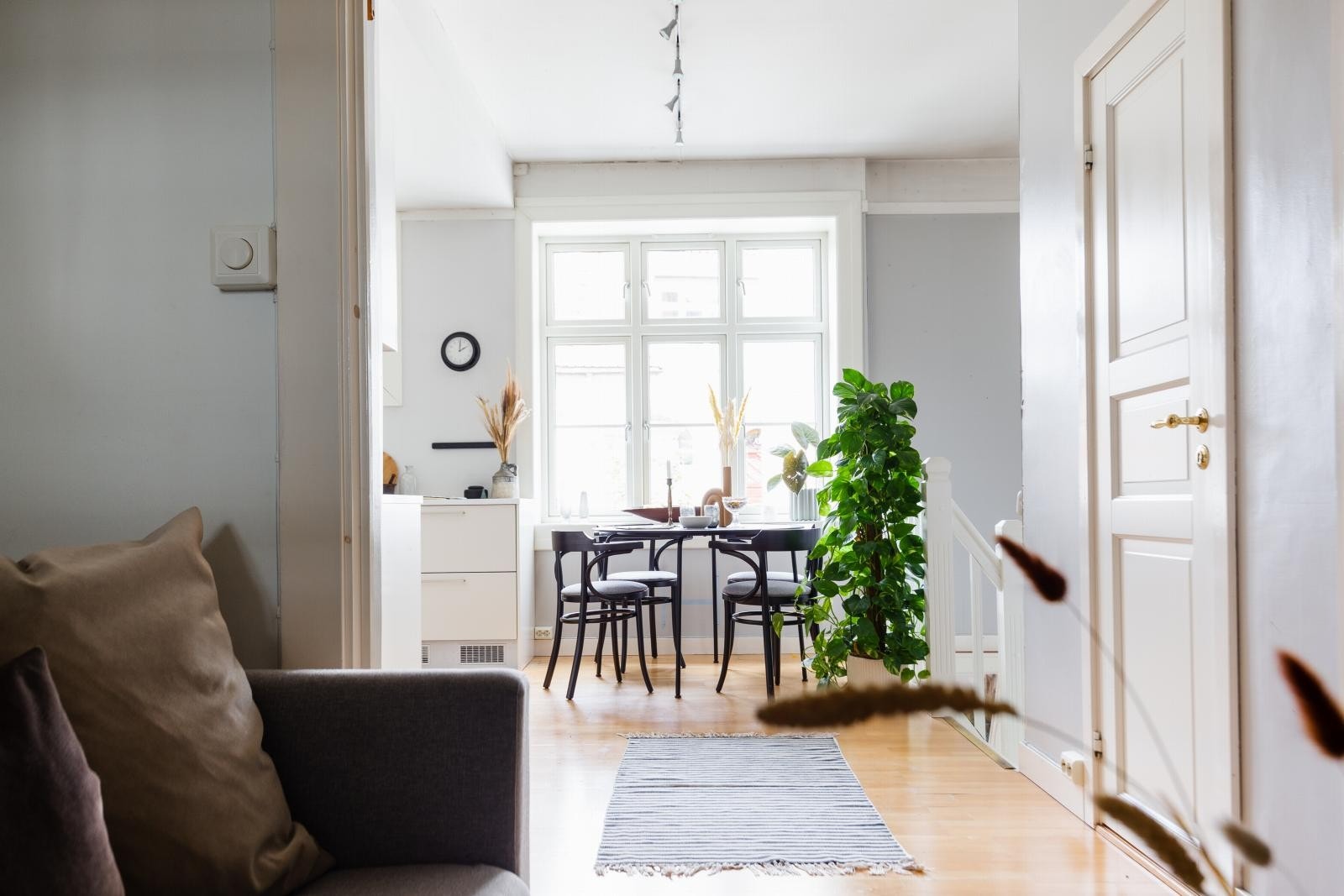 Leiligheten har gode vindusflater som gir godt med lysinnslipp. Det store kjøkkenvinduet bidrar til naturlig lysinnslipp til kjøkkenet. Galleribilde