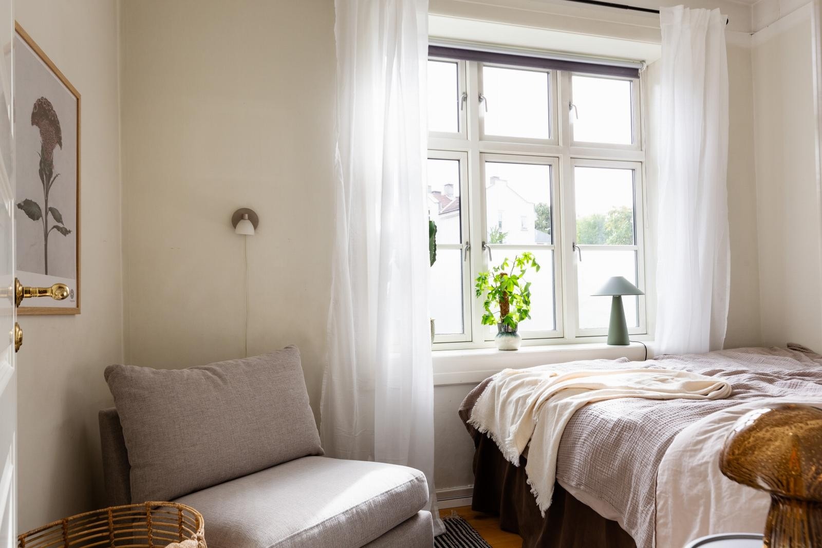 Begge soverommene i 1. etasje har store vindusflater som gir rikelig med lysinnslipp. Galleribilde