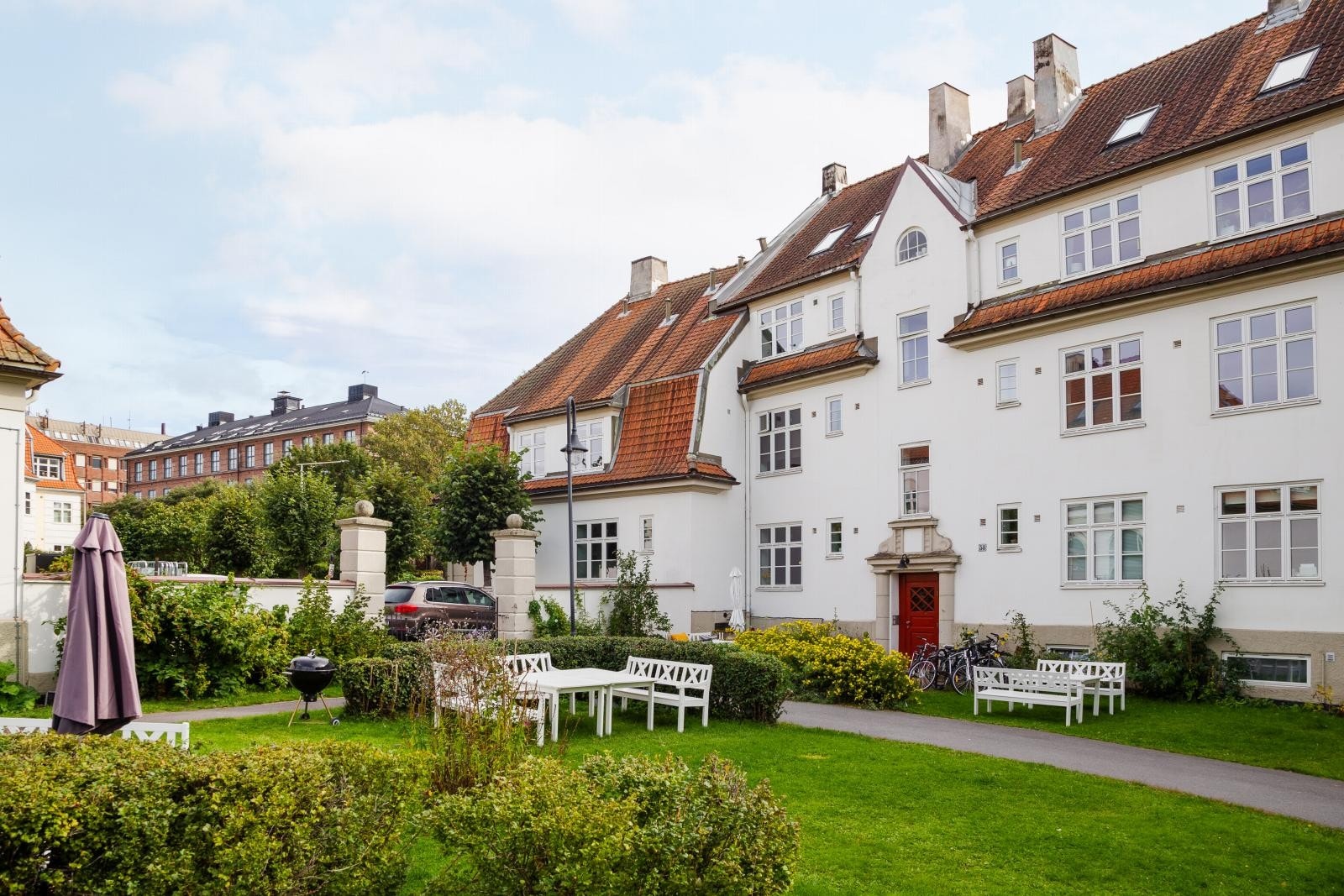 Sisilie Berg i PrivatMegleren har gleden av å presentere Geitmyrsveien 58. En innholdsrik 4-roms leilighet med familievennlig planløsning over 2 etasjer beliggende i idylliske omgivelser i ettertraktede Lindern Haveby. Galleribilde