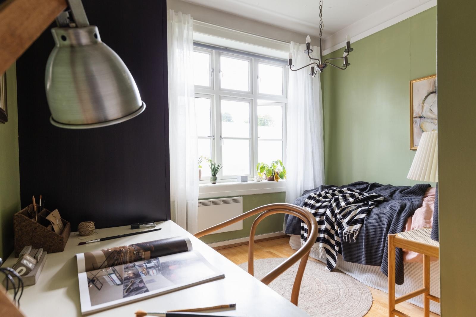 Soverom 2 har plass til dobbeltseng, nattbord og garderobeløsning. Galleribilde