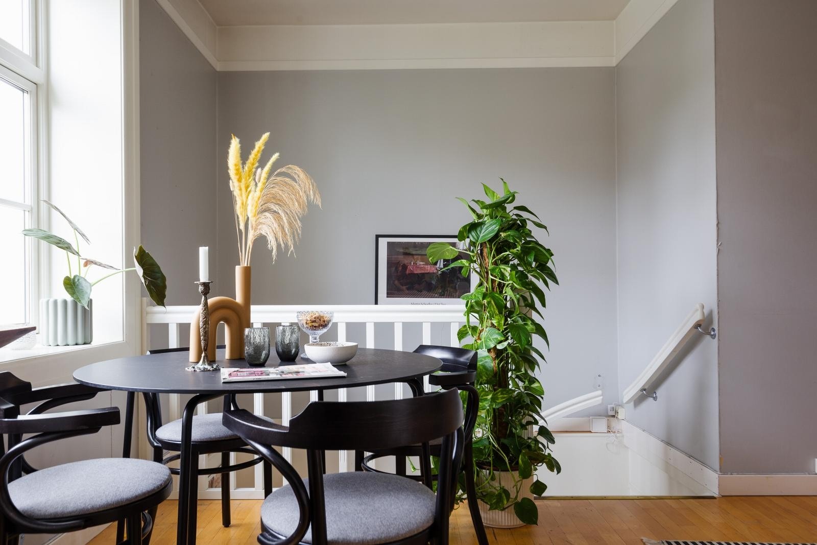 Kjøkkenet har god plass til spisebord. Galleribilde