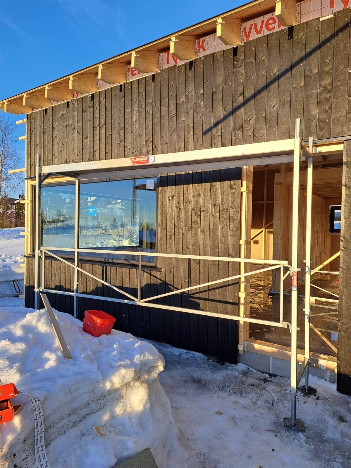 Bildet viser hytten under bygging. For illustrasjoner av ferdigprodukt se videre Galleribilde