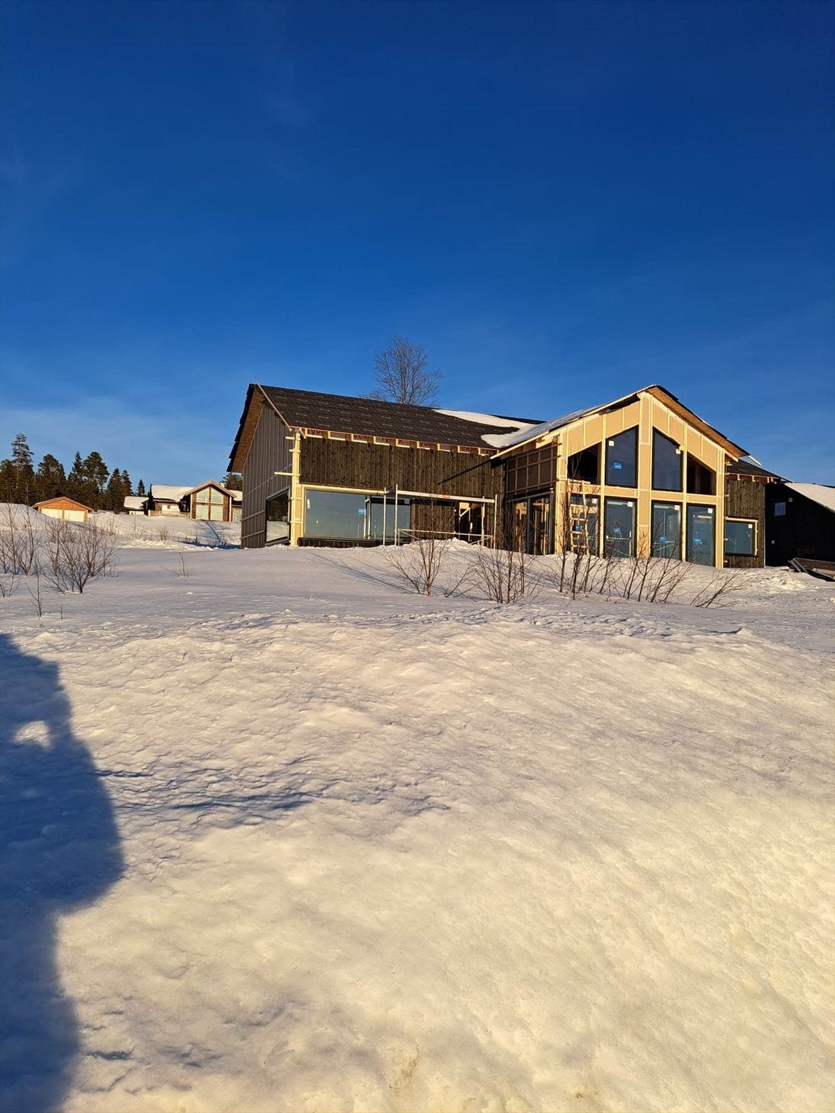 Bildet viser hytten under bygging. For illustrasjoner av ferdigprodukt se videre Galleribilde